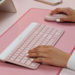 Teclado rosado Logitech con mouse inalámbrico - Imagen 2