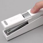 Corchetera Blanca de Escritorio Kaco - Imagen 2